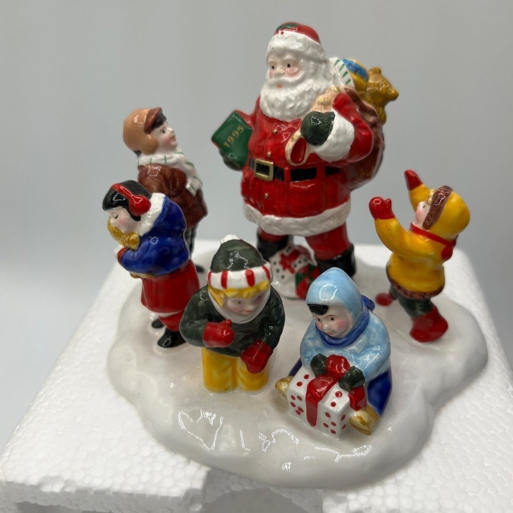 Dept 56 "Santa Comes to Town, 1995" from the Original Snow Village retired 1995.